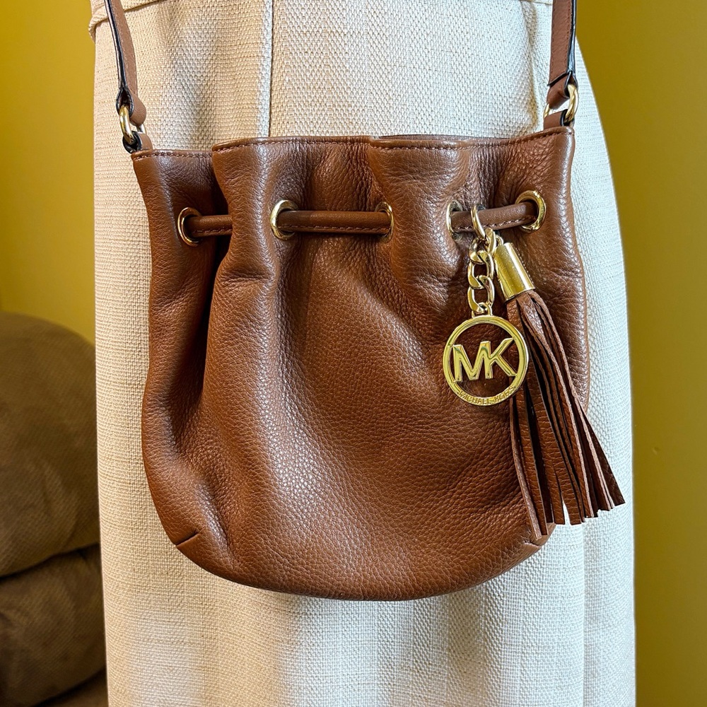 ♥️💖 Michael Kors Leather Crossbody Bucket Bag Style w/ Tassel & Gold MK Logo